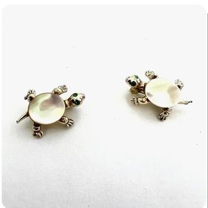 VINTAGE SILVER TONE TURTLE BROACH W/ MOTHER OF PEARL BACK & GREEN EYES- SET OF 2